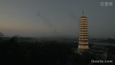 夜间拍摄的白定宝塔建筑群与越南的高塔寺庙照明观光